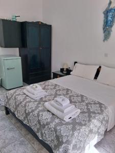 a bedroom with a bed with towels on it at Alegrias spot in Adamantas