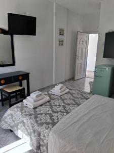 a bedroom with a bed with two towels on it at Alegrias spot in Adamantas