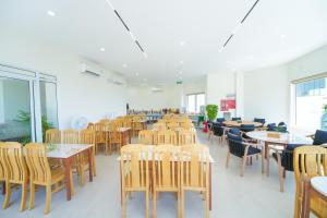 a dining room with chairs and tables and tablesktop at King Hotel in Quy Nhon