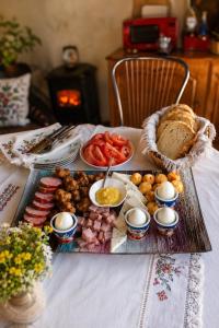 a table with a tray of food on a table at Lumea lui Creanga in Topoliţa