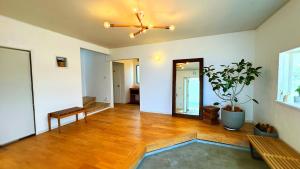 a living room with a ceiling fan and a potted plant at Ocean view JUN in Shima