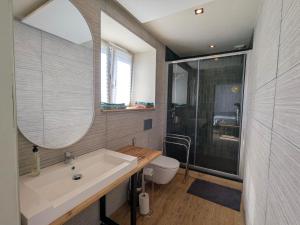ein Badezimmer mit Waschbecken, Toilette und Spiegel in der Unterkunft L'Eauberge in La-Roche-en-Ardenne