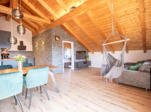 a living room with a wooden ceiling and a hammock at Apartment Bergraum - familienfreundlich und zentral in Sankt Englmar