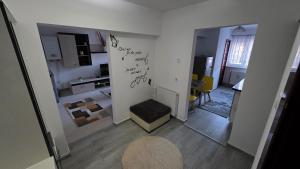 a living room with a white wall with writing on it at Apartament Balto in Borsec