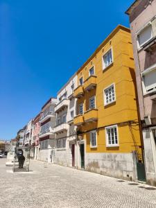 a yellow building on the side of a street at The Black Kitten II in Caldas da Rainha
