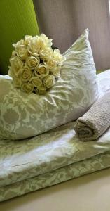 a bouquet of yellow roses sitting on top of a pillow at Gjesterom til leie i et privat hus 250 moh in Brumunddalen