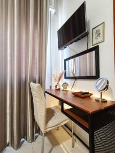 a desk with a mirror and a chair in a room at Tra Terra e Laguna in Venice