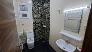 a small bathroom with a toilet and a sink at حياة النعيم in Salalah