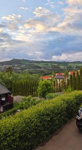 a car parked on a road next to a house at Gjesterom til leie i et privat hus 250 moh in Brumunddalen