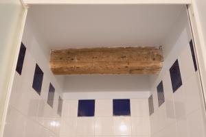 a ceiling in a room with white and blue tiles at Maison Entière à Cébazat in Cébazat +44 photos