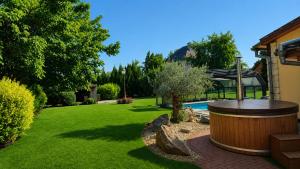 a backyard with a hot tub in the grass at Gite oncle Yerry in Ostheim