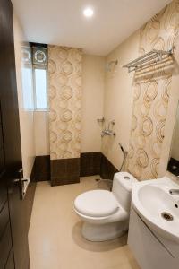 a bathroom with a toilet and a sink at Hotel Rio Haridwar in Haridwār +41 photos