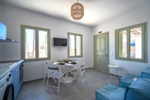 a kitchen and dining room with a table and chairs at Sea Houses SERIFOS in Rámos