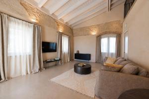 a living room with a couch and a tv at Resort Casa del Monte 1553 in Albenga