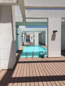 un rendimiento de una piscina en un edificio en Apartamento Avenida Kennedy, en Santiago
