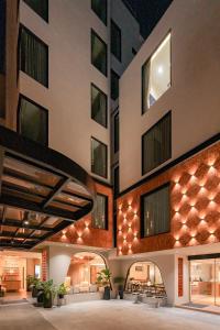 ein Gebäude mit Lichtern an der Seite in der Unterkunft Jace Siam Hotel in Bangkok