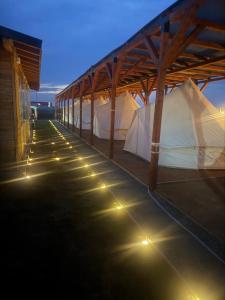 eine Reihe von Zelten mit Lichtern auf dem Boden in der Unterkunft Meme Glamping in Corbu