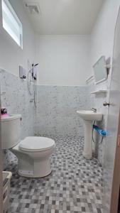 a bathroom with a toilet and a sink at ฮ่องเต้รักไทยรีสอร์ท in Ban Rak Thai