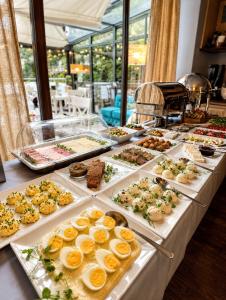 ein Buffet mit vielen verschiedenen Speisen in der Unterkunft Hotel Opole Centrum in Oppeln