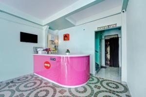 a pink counter in the middle of a room at Hotel O City View in Dānāpur