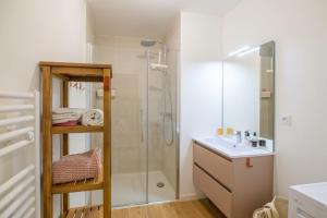 a bathroom with a shower and a sink at Bright House between Ocean and Golf in Moliets-et-Maa