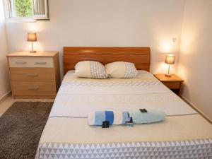a bedroom with two beds with towels and two lamps at L'Eden in Ansouis