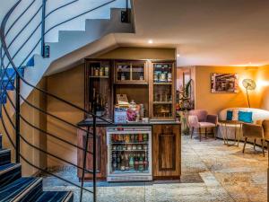 a room with a drink bar next to a staircase at Hôtel Mercure Paris Suresnes Longchamp in Suresnes