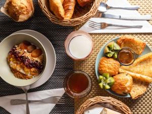 a table with a bowl of food and a plate of bread at Hôtel Mercure Paris Suresnes Longchamp in Suresnes