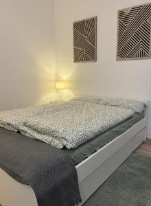 a bedroom with a bed with a lamp on it at Apartment am Bahnhof mit Self-Check-in in Coburg
