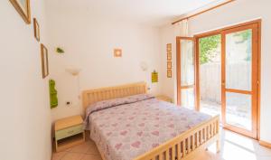 a bedroom with a bed and a large window at Appartamento Vista Nel Mare Blu in Rio nellʼElba