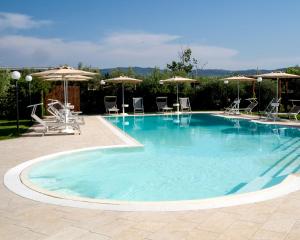a large swimming pool with chairs and umbrellas at Jamm Jà in Paestum