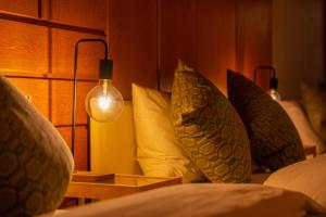 a room with pillows on a bed with a lamp at WaKaRaN9111 和華蘭文化を体感! 長崎情緒あふれる一軒家 in Nagasaki