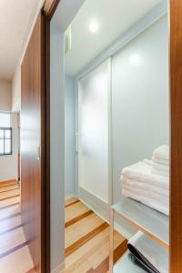 a room with a closet with white towels on it at WaKaRaN9111 和華蘭文化を体感! 長崎情緒あふれる一軒家 in Nagasaki