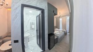 ein Badezimmer mit Toilette, Waschbecken und Spiegel in der Unterkunft Leader Hotel in Goris + 23 Fotos