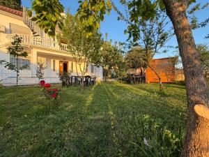 a yard of a house with a table and chairs at Meti Guest House in Krujë +31 photos