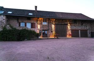 a stone house with a driveway in front of it at Domaine-Bayard avec grande piscine privative et climatisation in Bergesserin