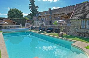 a swimming pool in front of a house at Domaine-Bayard avec grande piscine privative et climatisation in Bergesserin