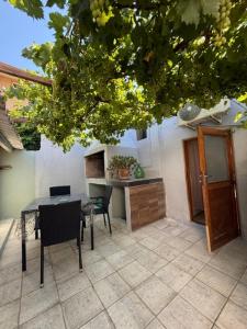 a kitchen with a table and a tableasteryasteryasteryasteryasteryasteryasteryastery at Monolocale in un piccolo paradiso in Tramatza