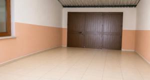 an empty room with a door and a tile floor at Monolocale in un piccolo paradiso in Tramatza