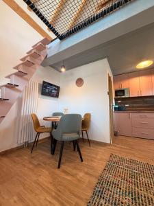 a kitchen and dining room with a table and chairs at Tiny Folk in Gărâna
