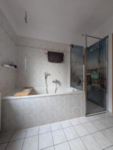 a large bathroom with a tub and a shower at Fewo Neuruppin Einliegerwohnung in Neuruppin