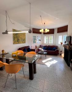 a living room with a glass table and chairs at Casa Roja Sigüenza in Sigüenza