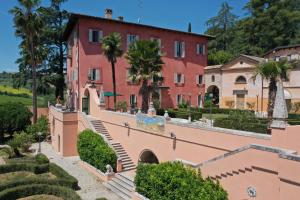 a house with a staircase leading up to a building at Villa Piediprato in Spinetoli