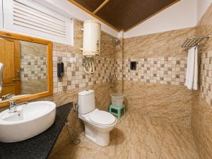a bathroom with a toilet and a sink at Hotel Hollywood Manali - Scenic River & Mountain View With Premium Rooms Near Mall Road in Manāli +51 photos
