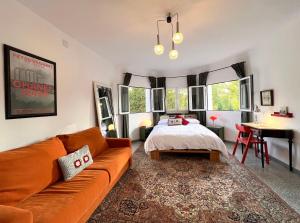 a living room with a couch and a bed at Casa Roja Sigüenza in Sigüenza