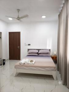 a bedroom with a bed with two towels on it at Faresmaathoda Sunset Stay in Faresmathoda