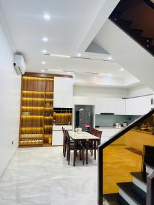 a kitchen and dining room with a table and chairs at Phố Cổ Villa Ninh Bình in Kỳ Vĩ