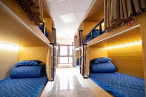 two empty bunk beds in a train car at Ma Pi Leng Horizon Hostel - Tour & Motobike rental in Ha Giang