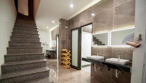 a bathroom with two sinks and a staircase at Ma Pi Leng Horizon Hostel - Tour & Motobike rental in Ha Giang +17 photos