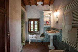 A bathroom at Villa Il Paradisino